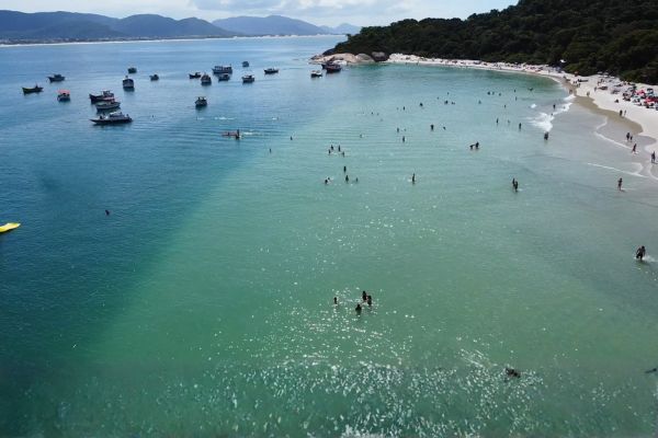 Vista aérea da ilha do campeche em um dia lindo de sol.