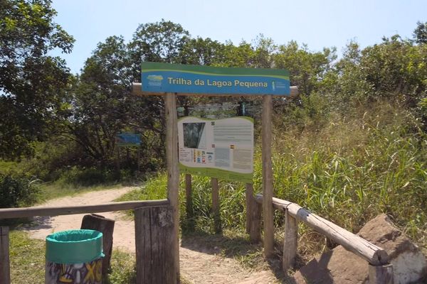 Entrada da trilha de areia na restinga no entorno da Lagoa Pequena, no Campeche.
