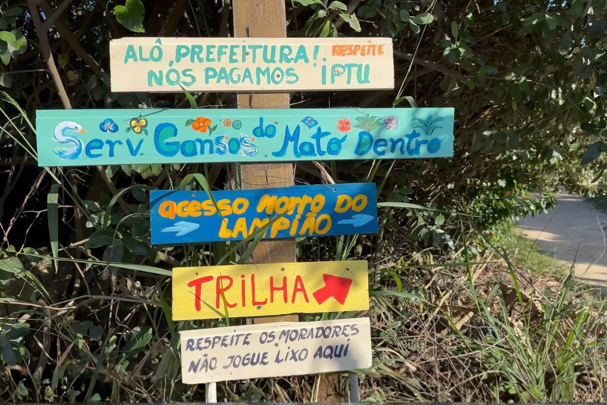 Placas indicando inicio da trilha.