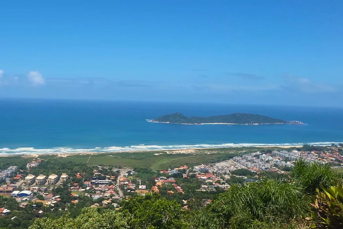 Vista da Praia do Campeche a partir do Morro do Lampião, em Florianópolis.