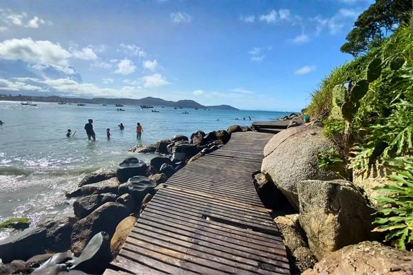 Deck de madeira no canto sul da Praia dos Ingleses, junto ao costão, em Florianópolis.
