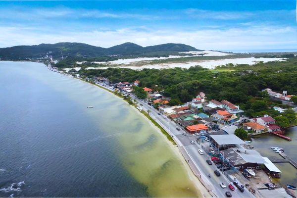 Vista da Avenida das Rendeiras com a Lagoa da Conceição ao lado, em Florianópolis.