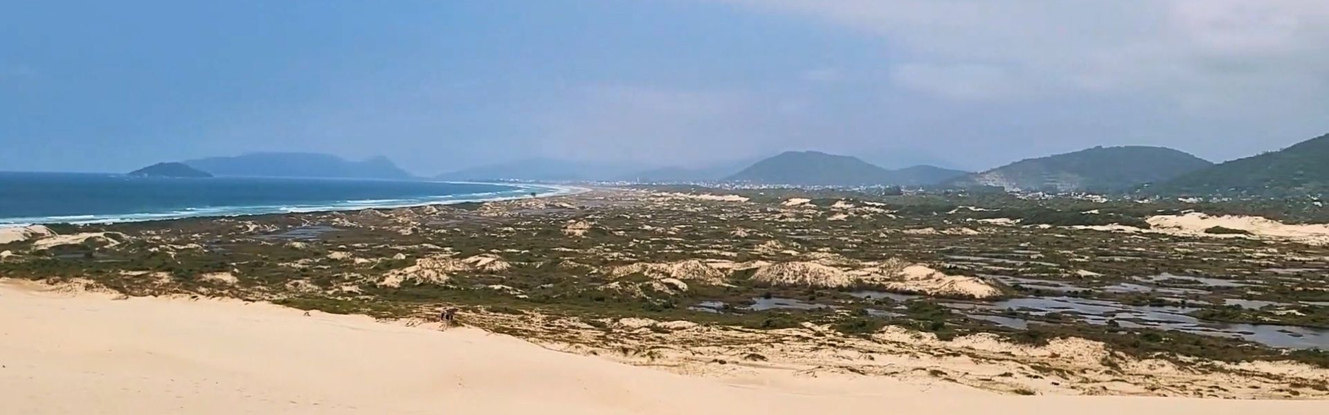 Vista das dunas com o mar ao fundo