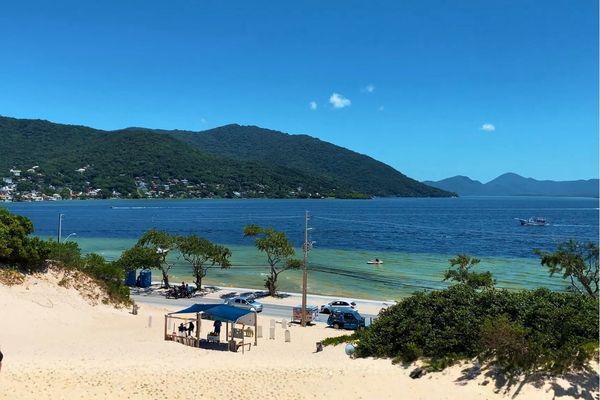 Campos de dunas vista para a Lagoa da Conceição, em Florianópolis.