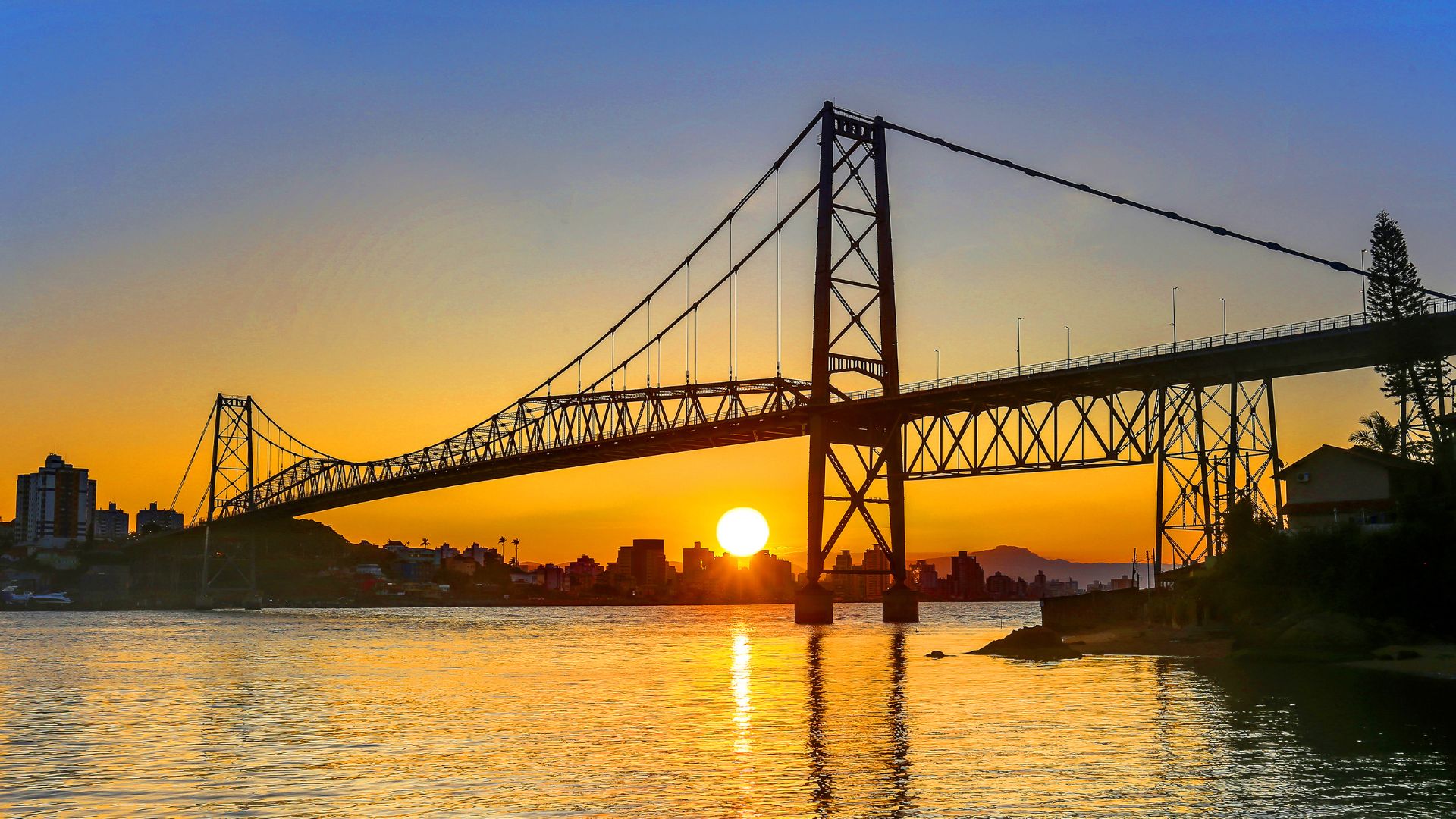 Florianópolis combina praias incríveis, natureza e gastronomia. Descubra os melhores bairros e o que fazer na Ilha da Magia.
